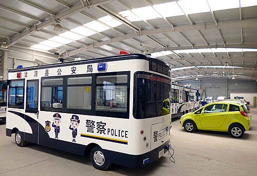 流動警務室從河北新宇宙電動車生產車間內緩緩駛出準備發(fā)往沽源縣公安局