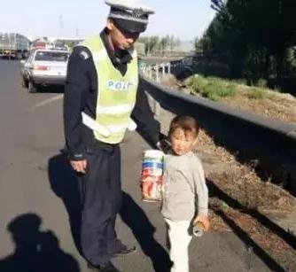 貪玩幼童上高速—躍迪移動(dòng)警務(wù)室助力，熱心民警忙尋親