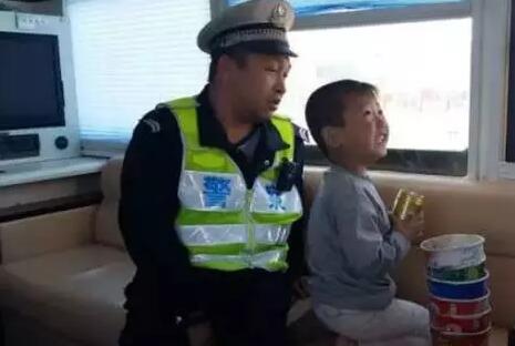 貪玩幼童上高速—躍迪移動(dòng)警務(wù)室助力，熱心民警忙尋親