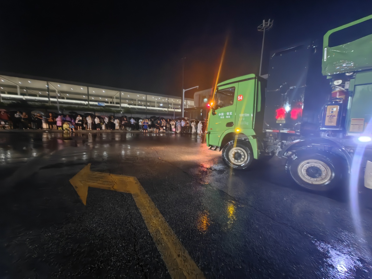 昨晚保定市強(qiáng)降暴雨丨躍迪汽車保定分公司，連夜出動(dòng)70臺(tái)新能源渣土車參與保定市救援工作